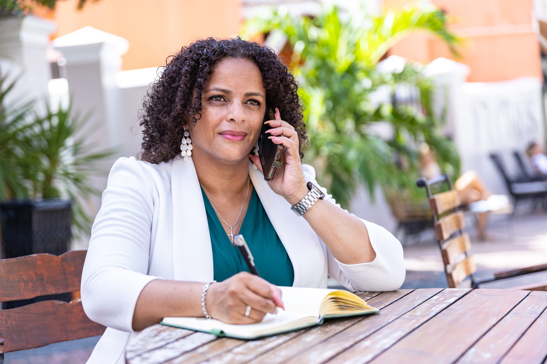 Phaedra La Reine aan de telefoon